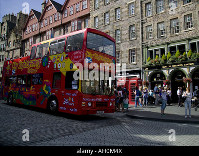 Tour bus rouge passant Deacon Brodies pub, Édimbourg, Écosse, Royaume-Uni, Europe Banque D'Images