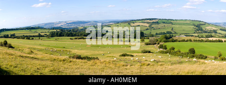 Une vue panoramique vers le nord depuis Cleeve Common près de Cheltenham, Gloucestershire Royaume-Uni Banque D'Images