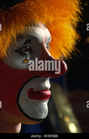 Un clown de cirque prend une pause entre deux représentations Banque D'Images