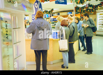 Euroshops Parfum Maquillage Ministère Shop Assistant au service de clients des décorations de Noël Calais Banque D'Images