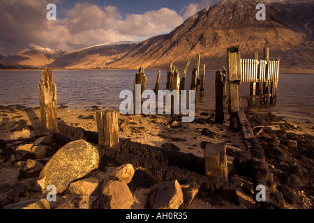 Old Pier et montagnes enneigées de l'hiver le Loch Etive Glen Etive Ecosse UK Banque D'Images