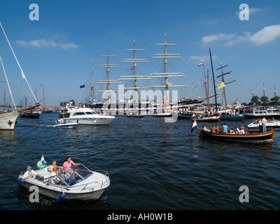 De monde de l'eau sur le grand voilier Sail Amsterdam 2005 événement avec la célèbre clipper Kruzenshtern marine russe dans l'arrière-plan Banque D'Images