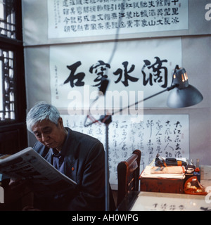 Maître de calligraphie dans son atelier. Yangzhou, Chine. Banque D'Images