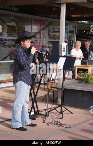 Bay of Islands Country Rock Festival singer Brendon Liley effectuant en chantant dans le microphone dans la rue avec de l'auditoire peopl Banque D'Images