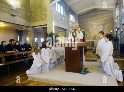 Sensibilisation au calice prêtre hôte la communion de l'église St Bernard Lingfield Banque D'Images