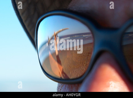 Reflet d'un surfer dans l'sunglsses d'un homme Banque D'Images