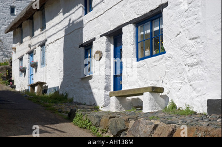 Blanc, de cottages clos dans le village de pêcheurs de Cadgwith Cove La Péninsule du Lézard Angleterre Cornwall Banque D'Images