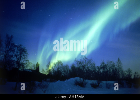 Aurora Borealis ou northern lights se déplaçant à travers le ciel nocturne au-dessus du cercle arctique en Suède Banque D'Images