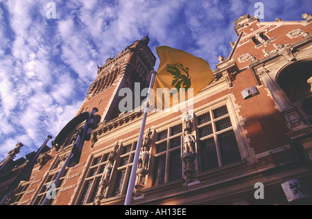 Hôtel de ville de Dunkerque Dunkerque partie flamande du nord de la France l'Europe avec le drapeau flamand en face d'elle Banque D'Images