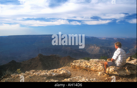 Le Parc National du Grand Canyon de Sunset Point South Rim envisage l'homme existence Arizona USA Banque D'Images