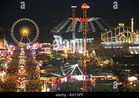 Festival Public Oktoberfest à Munich Bavaria Allemagne le soir Banque D'Images