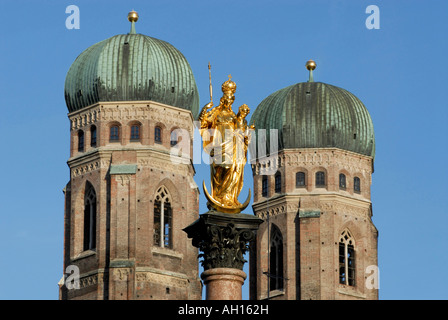 St Mary's colonne avec la Frauenkirche, Munich, Allemagne Banque D'Images