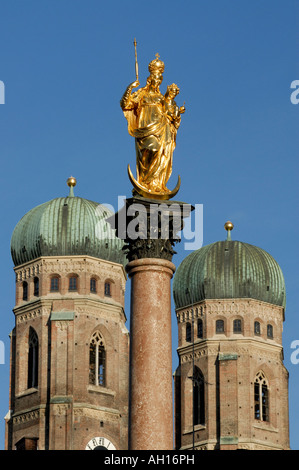 St Mary's colonne avec la Frauenkirche, Munich, Allemagne Banque D'Images