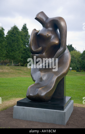 La mère et l'enfant 1983 - 84 sièges Bloc Henry Moore à Kew Gardens, Londres, 2007 Banque D'Images