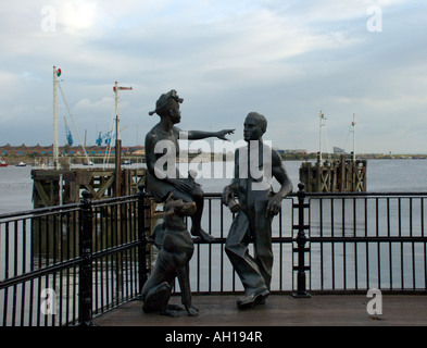 Des gens comme nous : sculpture en bronze à Mermaid Quay, baie de Cardiff, pays de Galles Banque D'Images