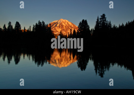 Mt. Rainier Coucher du soleil reflétée dans un lac alpin au nord-ouest de la montagne Banque D'Images