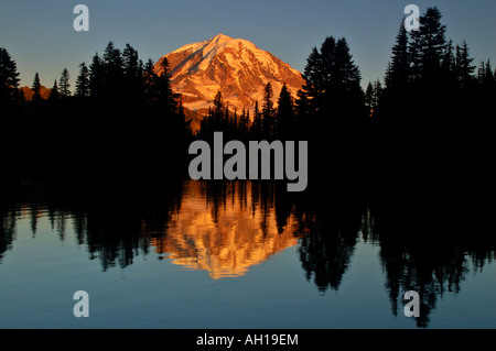 Mt. Rainier Coucher du soleil reflétée dans un lac alpin au nord-ouest de la montagne Banque D'Images