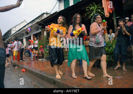 Les touristes avec de gros pistolets à eau les participants d'eau de combat qui a lieu au cours de la nouvelle année, Lao Luang Praban Banque D'Images