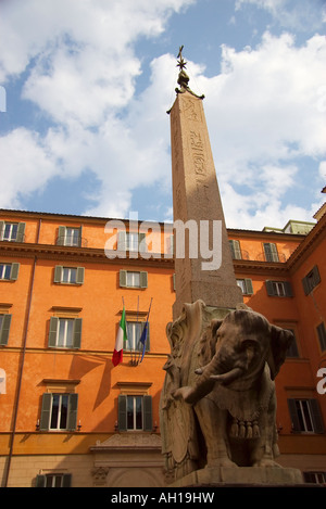 Rome Italie Santa Maria Sopra Minerva Pulcino della Minerva obélisque à l'appui de l'éléphant Banque D'Images