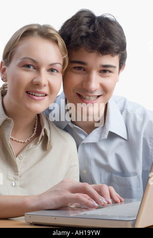 Portrait d'un jeune couple à l'aide d'un ordinateur portable Banque D'Images