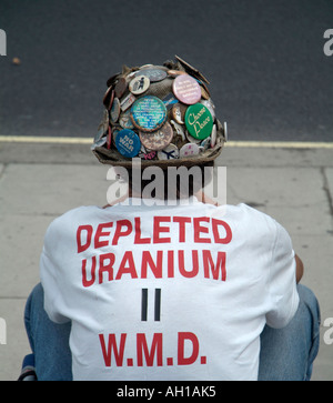 Brian Haw manifestant la paix dans Parilament Square, Londres, Angleterre, Royaume-Uni, 29 juillet 2006. Banque D'Images