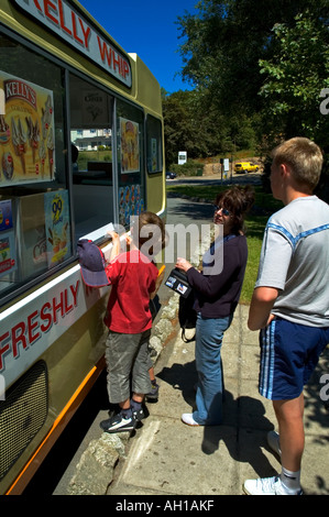 Une famille qui achète de la crème glacée à partir d'un ice cream van un jour d'été à Cornwall, Angleterre Banque D'Images