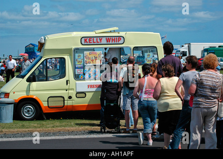 Les clients attendent en ligne pour être servi dans une glace van à Cornwall, Angleterre Banque D'Images