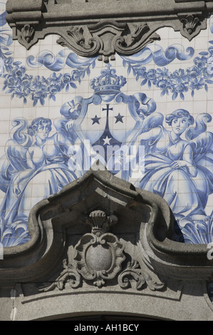 Détail sur la façade de l'Église Carmo (Carmen), Porto, Douro Litoral, Portugal Banque D'Images