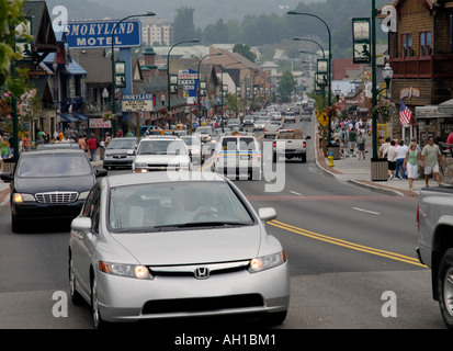 La congestion routière et la pollution de l'air brumeux, Gatlinburg, Tennessee, porte de Great Smoky Mountains National Park Banque D'Images