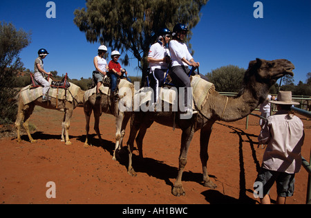 Train de chameaux et les cavaliers, Kata Tjuta National Park, Territoire du Nord, Australie Banque D'Images