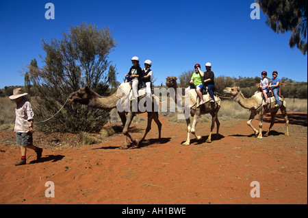 Train de chameaux et les cavaliers, Kata Tjuta National Park, Territoire du Nord, Australie Banque D'Images