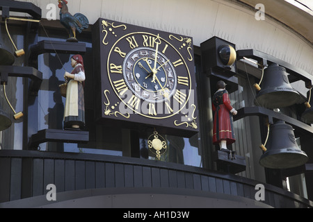 Détail sur l'horloge suisse sur l'Office de tourisme suisse à Leicester Square, London, England, UK Banque D'Images