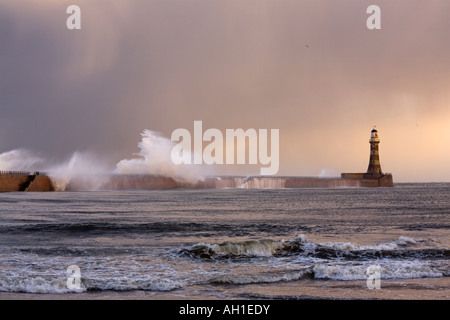 Se briser sur les ondes Roker Pier et le phare à l'embouchure de la rivière l'usure. Sunderland, Tyne & Wear Banque D'Images