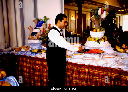 Hôtel Intercontinental Amman Jordanie Waiter Serving Breakfast Banque D'Images
