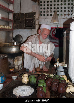 Thé afghan en préparation à Peshawar au Pakistan Banque D'Images