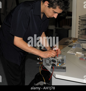 Ingénieur en informatique à l'aide d'un test de haute technologie de la sonde de mesure Banque D'Images