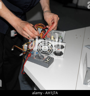 Ingénieur en informatique à l'aide d'un test de haute technologie de la sonde de mesure Banque D'Images
