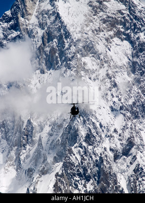 Un hélicoptère de l'armée pakistanaise va à d'aider un alpiniste blessé sur K2 montagnes du Karakoram au Pakistan Banque D'Images