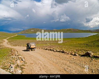 Un voyage en jeep à côté d'un lac d'altitude dans le Parc National du Pakistan Deosai Plains Banque D'Images
