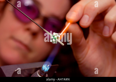 Artiste Rebecca Lampwork perles en verre de Weddell pour être utilisés comme composants dans la fabrication de bijoux. Photo par Jim Holden. Banque D'Images