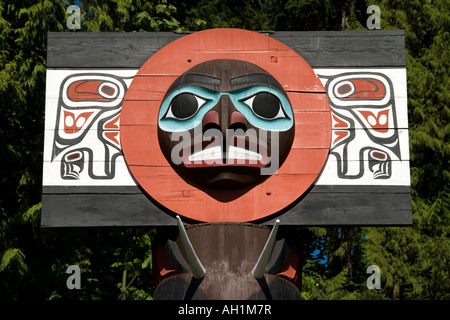 Chef Skedans totem mortuaire (1965), de Bill Reid et Werner vrai dans le parc Stanley de Vancouver, Colombie-Britannique, Canada Banque D'Images