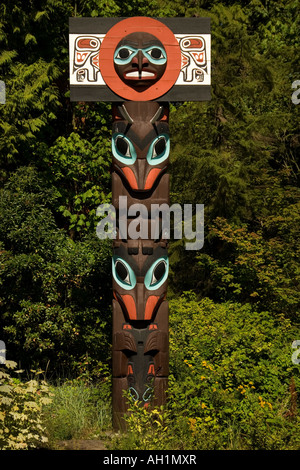 Chef Skedans totem mortuaire (1965), de Bill Reid et Werner vrai dans le parc Stanley de Vancouver, Colombie-Britannique, Canada Banque D'Images