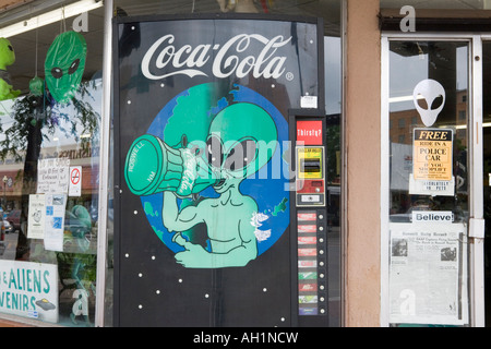 Une machine à thème coca cola à Roswell au Nouveau Mexique où une soucoupe volante extraterrestre est allleged s'être écrasé Banque D'Images