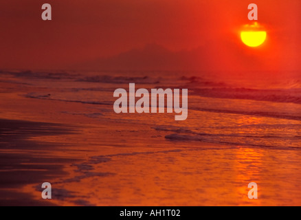 Lever de soleil jaune orange dans un ciel au-dessus de l'océan Atlantique à Hilton Head Island SC USA Banque D'Images