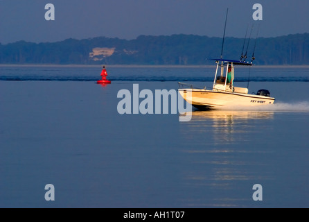 Bateau de pêche récréative de sortir rouge passé bouy Hilton Head Island SC USA à Daufuskie Island dans l'arrière-plan Banque D'Images