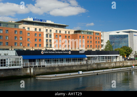 Custom House Quay Dublin Irlande avec jury s Inn visible de l'hôtel Banque D'Images