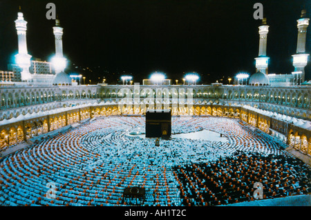 Makkah Arabie Saoudite Hajj pèlerins autour de la Kaaba à Masjid Al-Harem la nuit Banque D'Images