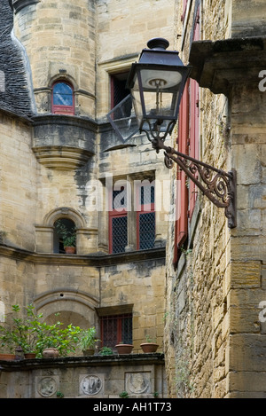 L'architecture médiévale et le vieux fer à repasser lampe de rue dans la vieille ville de Sarlat Banque D'Images
