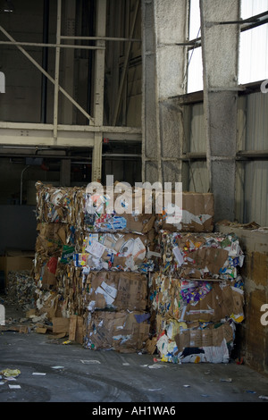 Papier recyclé compactées et livré à l'installation de recyclage Banque D'Images