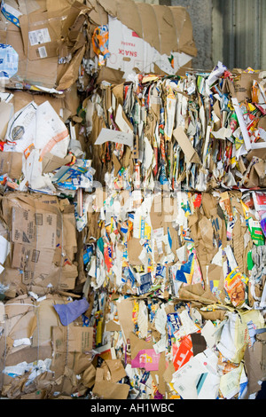 Papier recyclé compactées et livré à l'installation de recyclage Banque D'Images